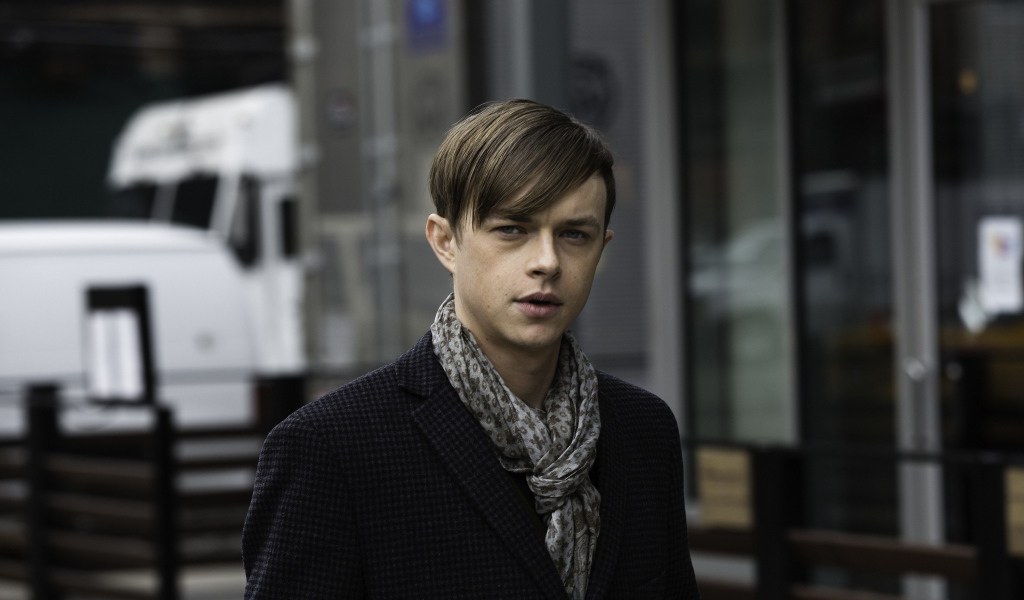 Актер Дэйн Дехаан в черном пальто