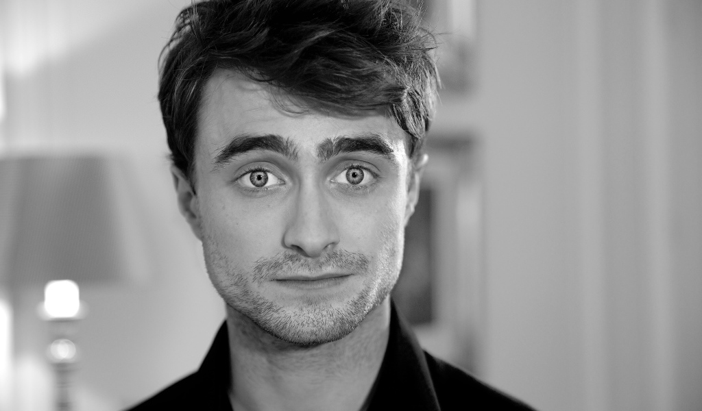 Актер Дэниел Рэдклифф черно-белое фото