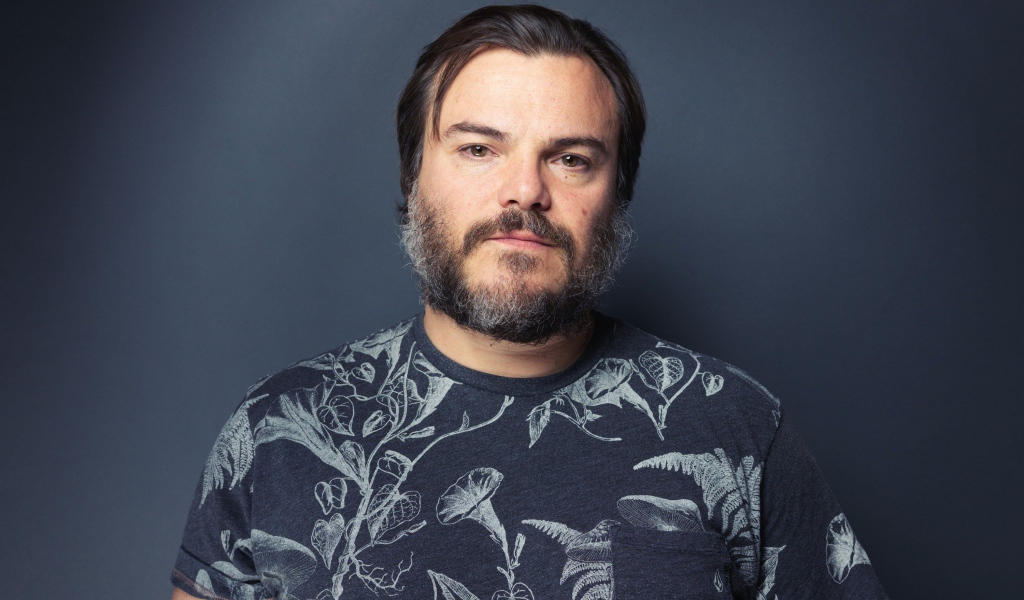 Актер Джек Блэк на сером фоне