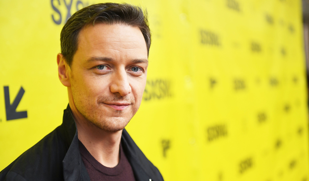 Актер Джеймс МакЭвой на желтом фоне