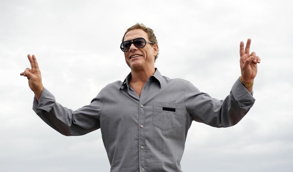 Актер Жан-Клод Ван Дамм на белом фоне