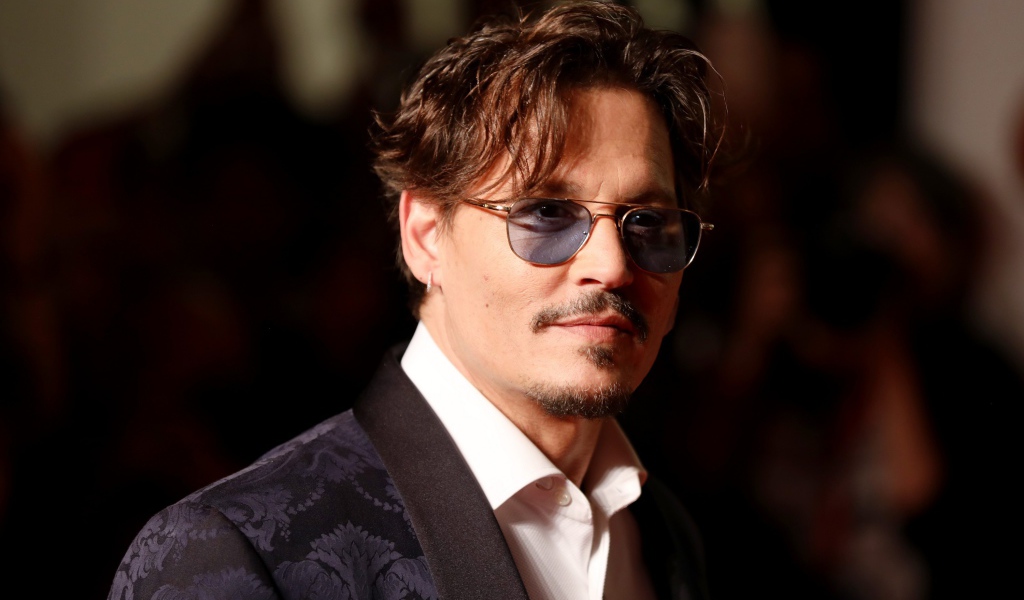 Актер Джонни Депп в черных очках 