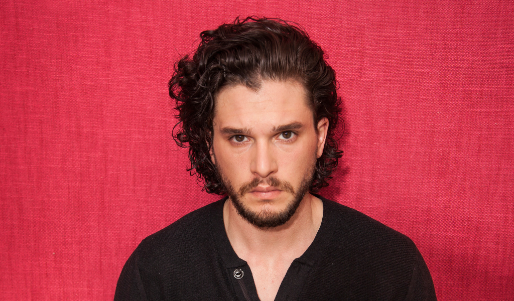 Актер  Кит Харингтон на розовом фоне