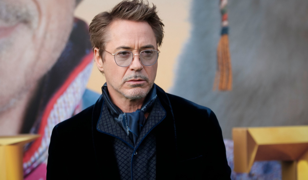 Актер Роберт Дауни-младший в очках