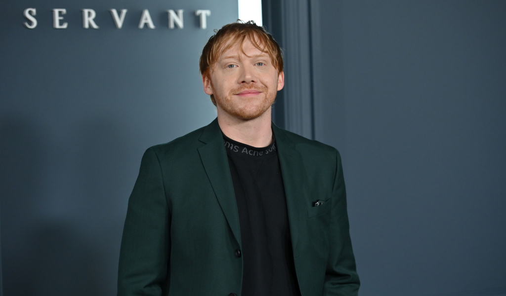 Актер Руперт Гринт на сером фоне