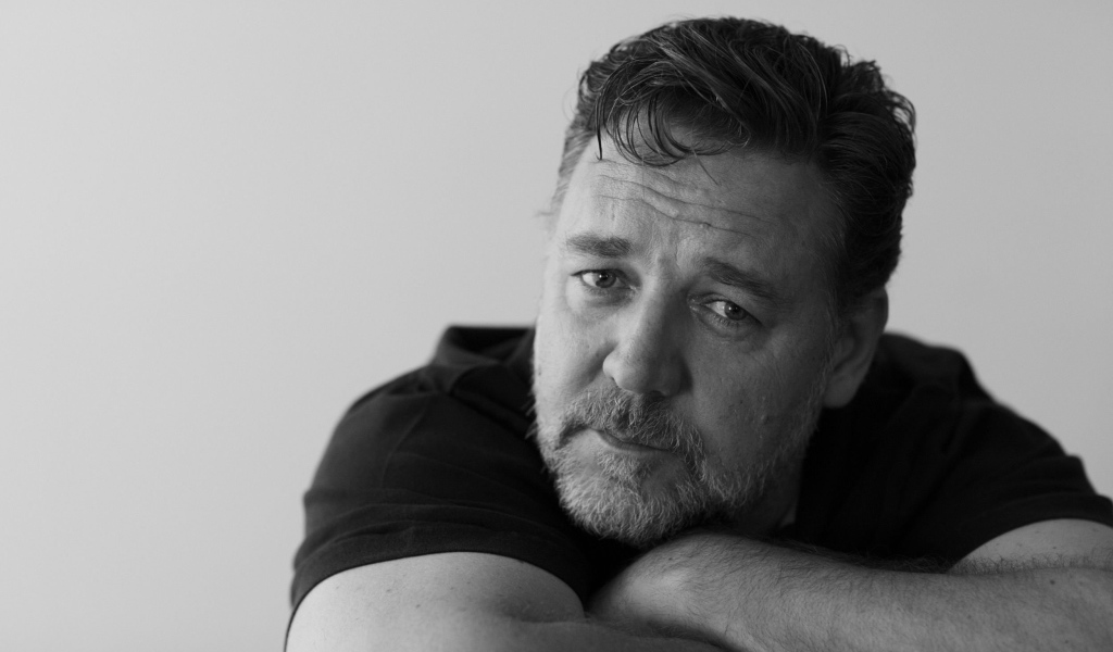 Актер Рассел Кроу черно-белое фото