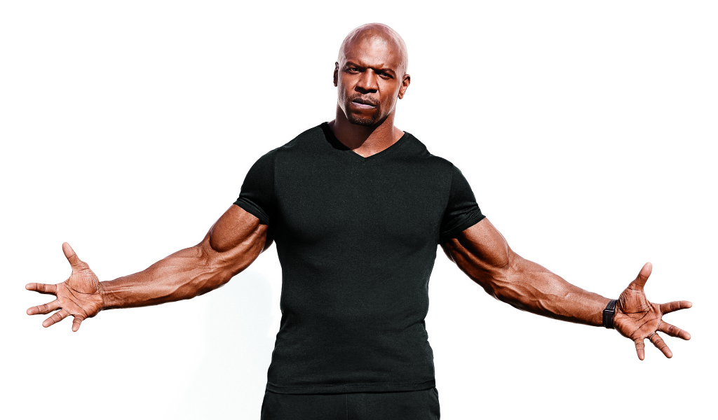 Актер Терри Крюс в черной футболке на белом фоне