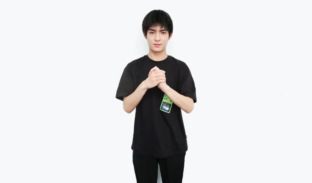 Актер Ван Хао Сюань на белом фоне