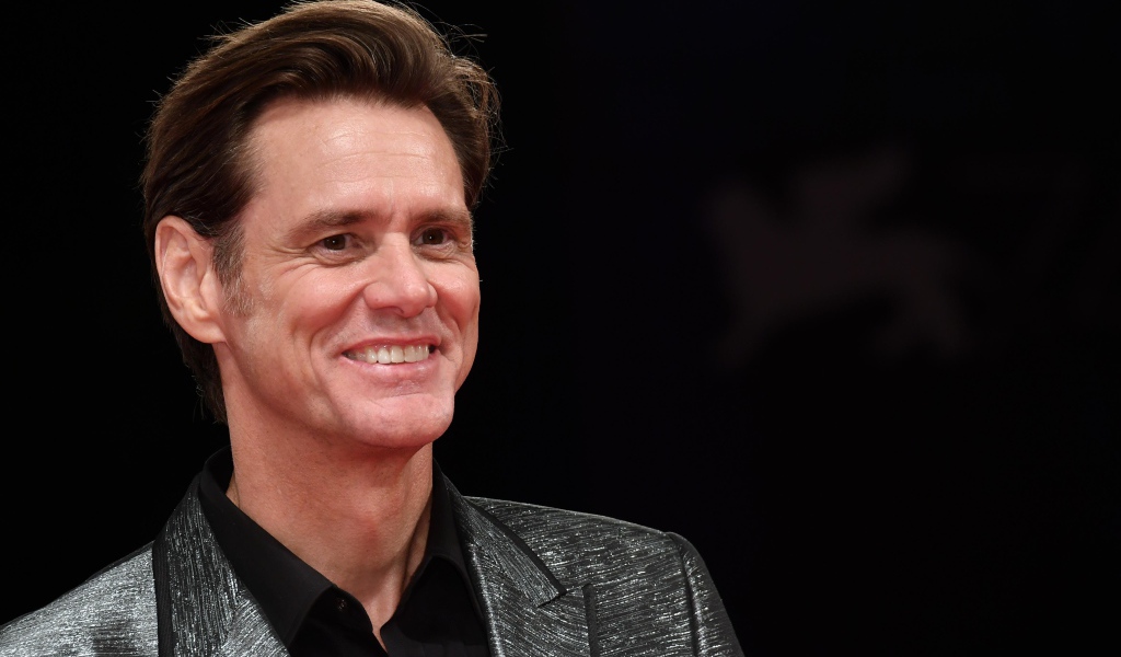 Американский актер Джим Керри улыбается