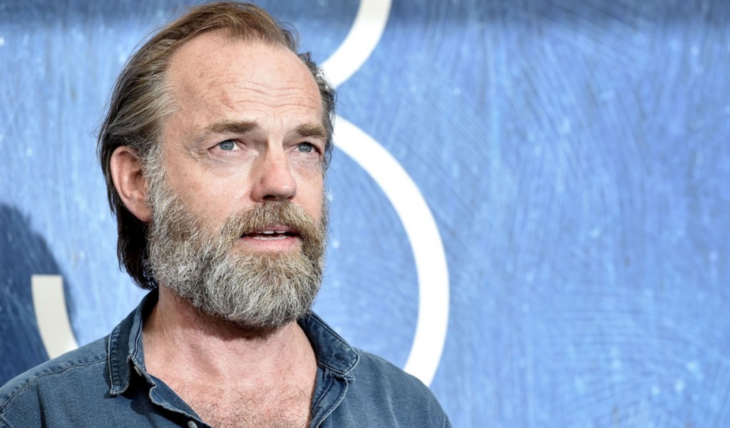 Бородатый мужчина, актер Хьюго Уивинг