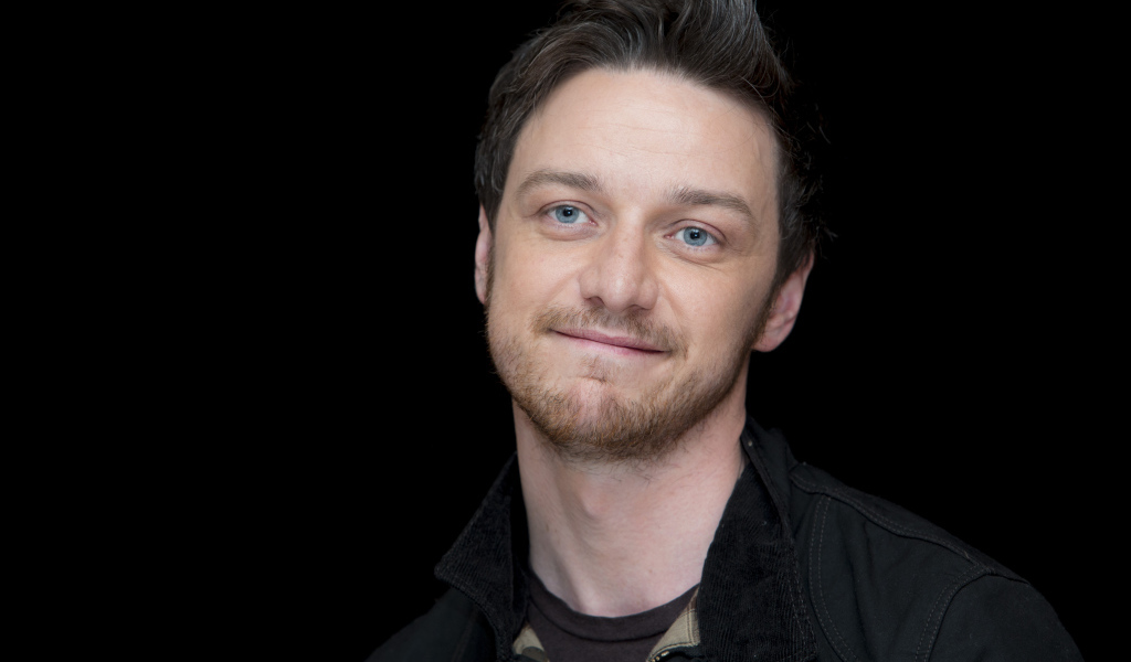 Голубоглазый актер Джеймс МакЭвой на черном фоне