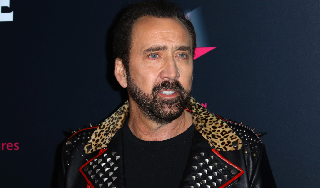 Голубоглазый актер Николас Кейдж в кожаной куртке