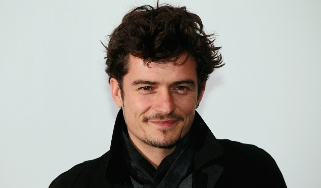 Кареглазый мужчина, актер Орландо Блум