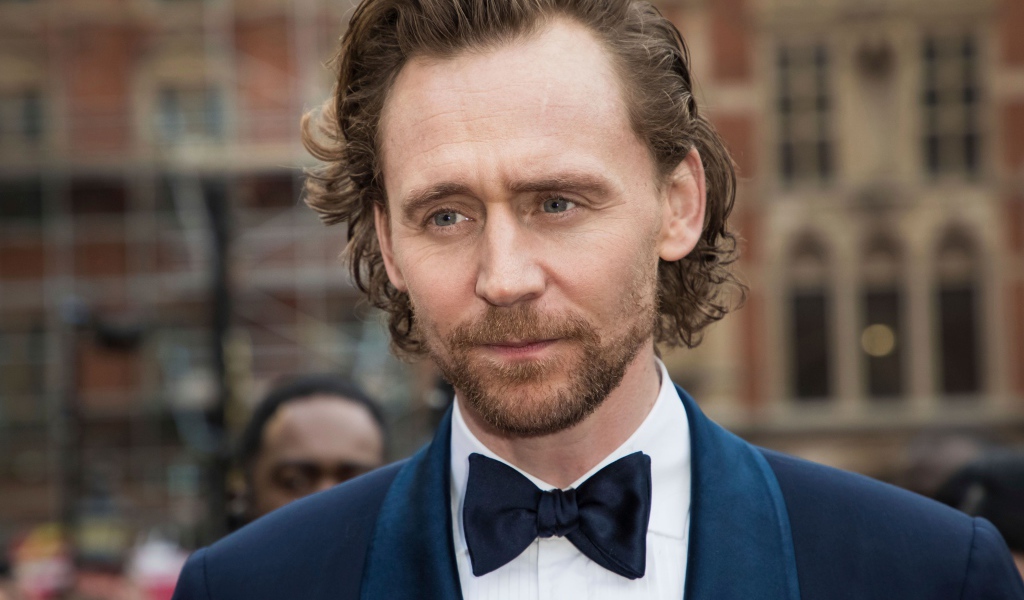 Английский актер Том Хиддлстон в костюме