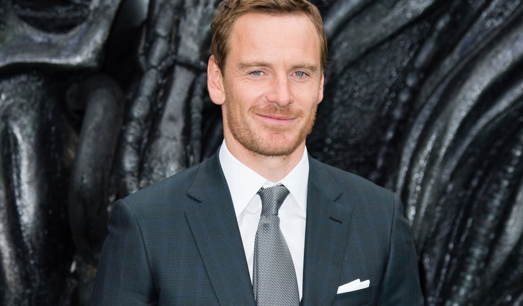 Немецкий актер Майкл Фассбендер в костюме