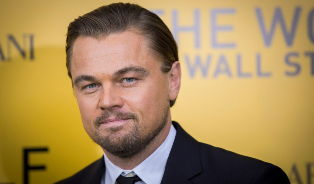 Красивый актер Леонардо Ди Каприо в смокинге