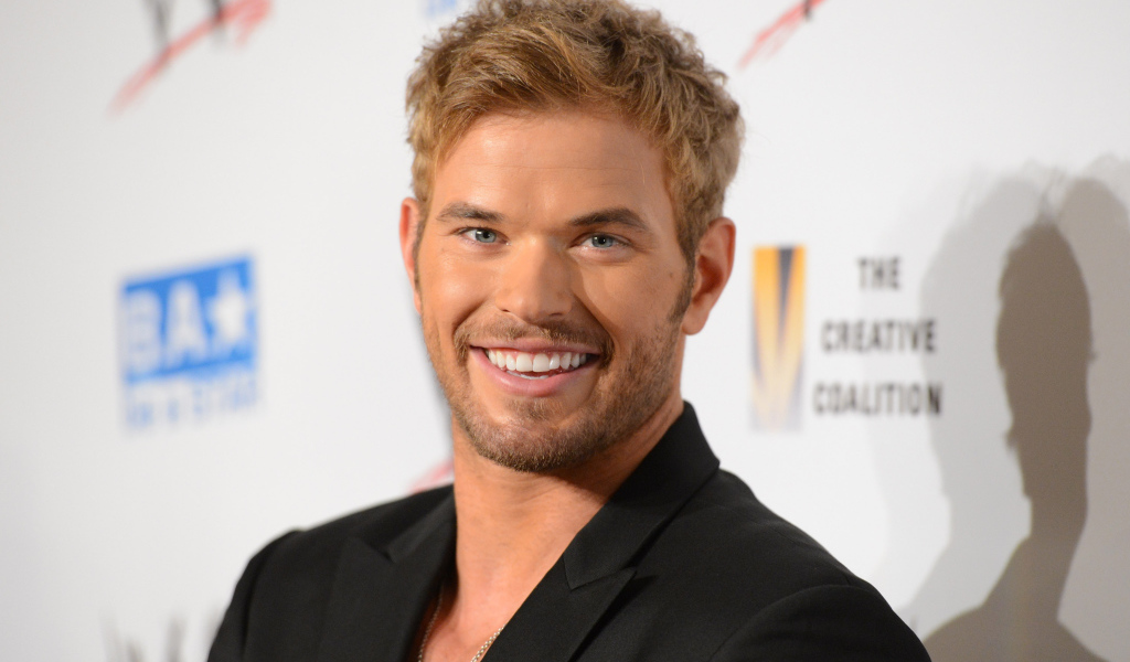 Красивый мужчина в черном пиджаке актер Келлан Латс