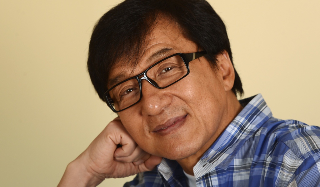 Легендарный актер Джеки Чан в очках