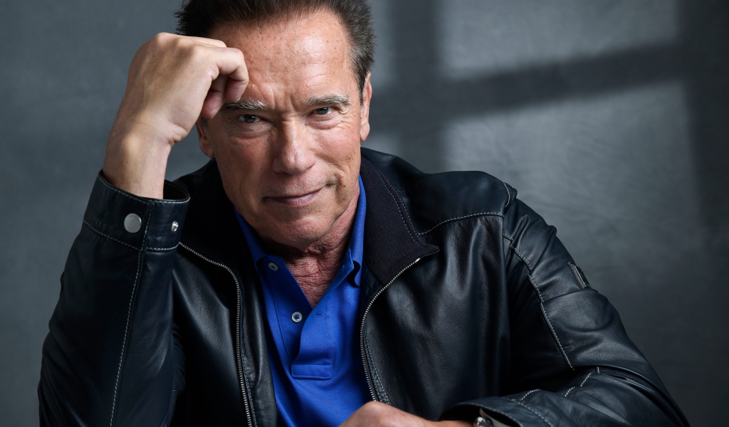 Легендарный актер Арнольд Шварценеггер в черной куртке