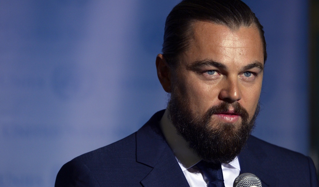 Легендарный актер Леонардо Ди Каприо с микрофоном