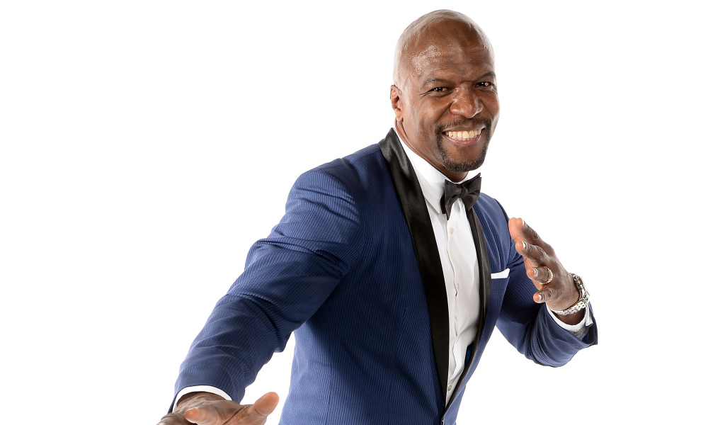 Мужчина в костюме, актер Терри Крюс на белом фоне