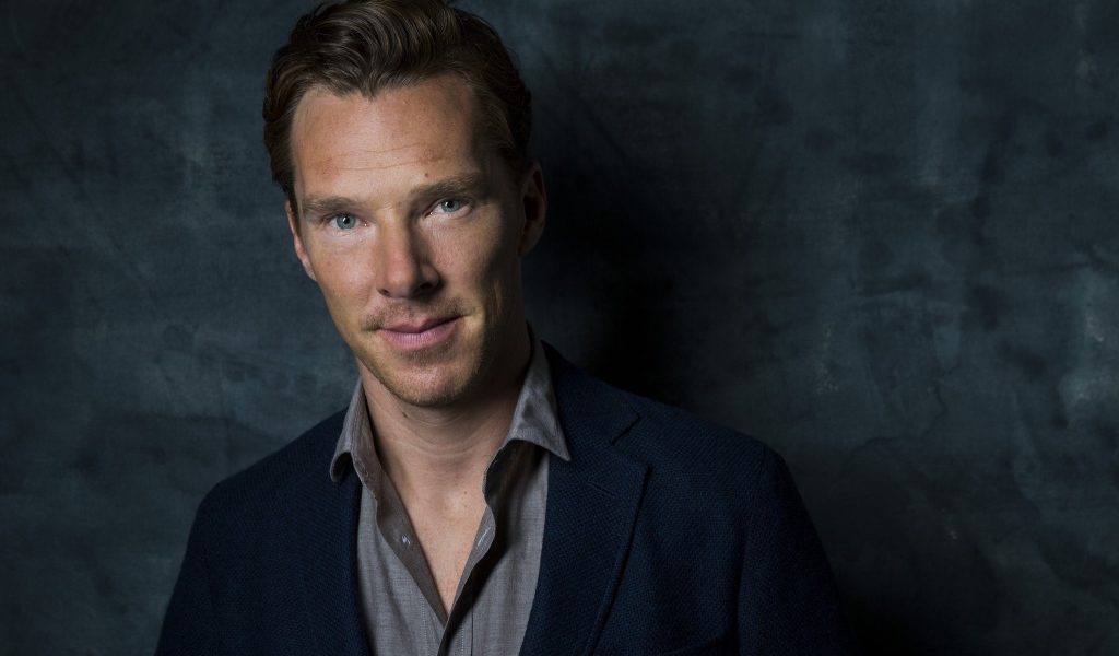 Популярный актер Бенедикт Камбербэтч у стены