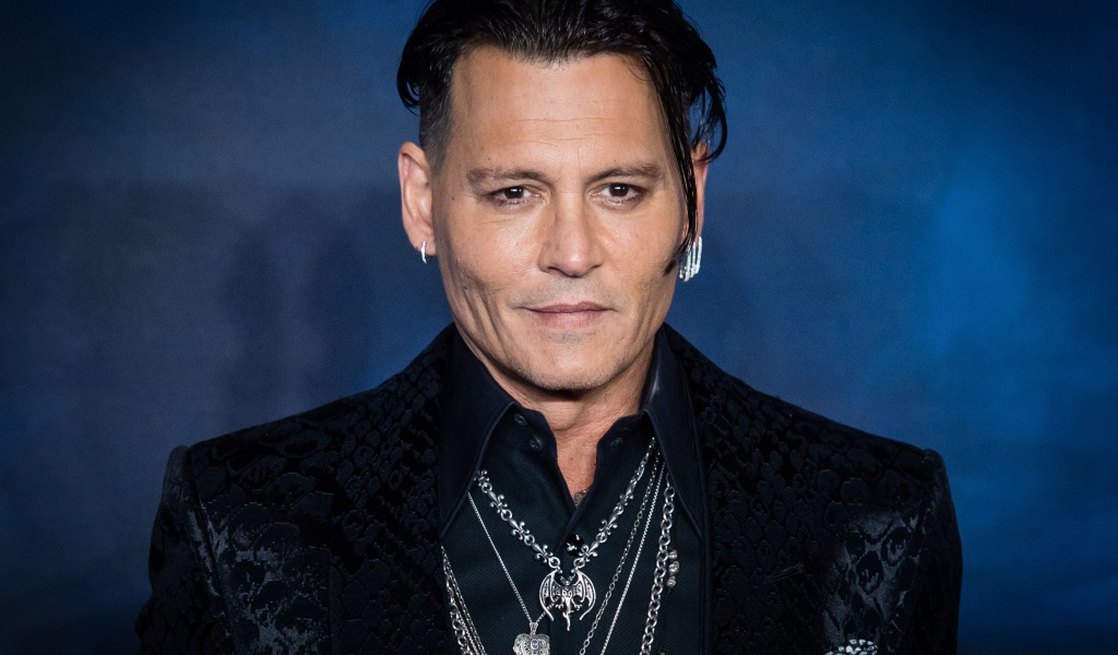 Популярный актер Джонни Депп в черном пиджаке