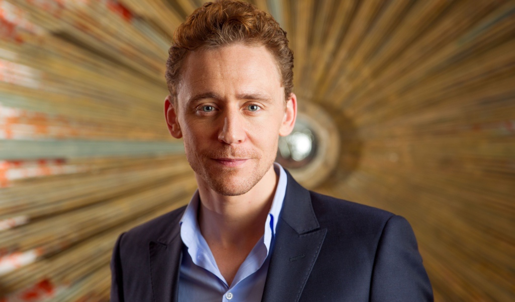 Популярный актер Том Хиддлстон в костюме