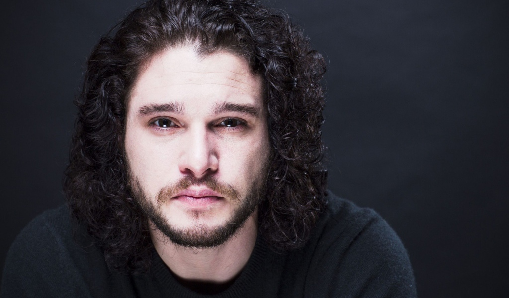 Грустный  Кит Харингтон на сером фоне