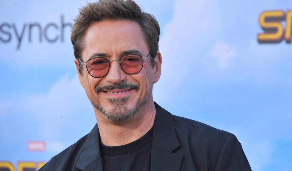 Улыбающийся мужчина, актер Роберт Дауни-младший