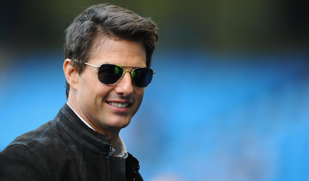 Улыбающийся Том Круз в очках