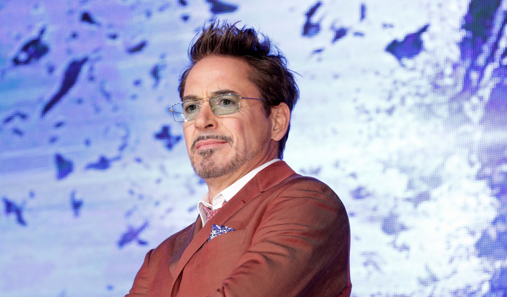 Стильный популярный актер Роберт Дауни-младший