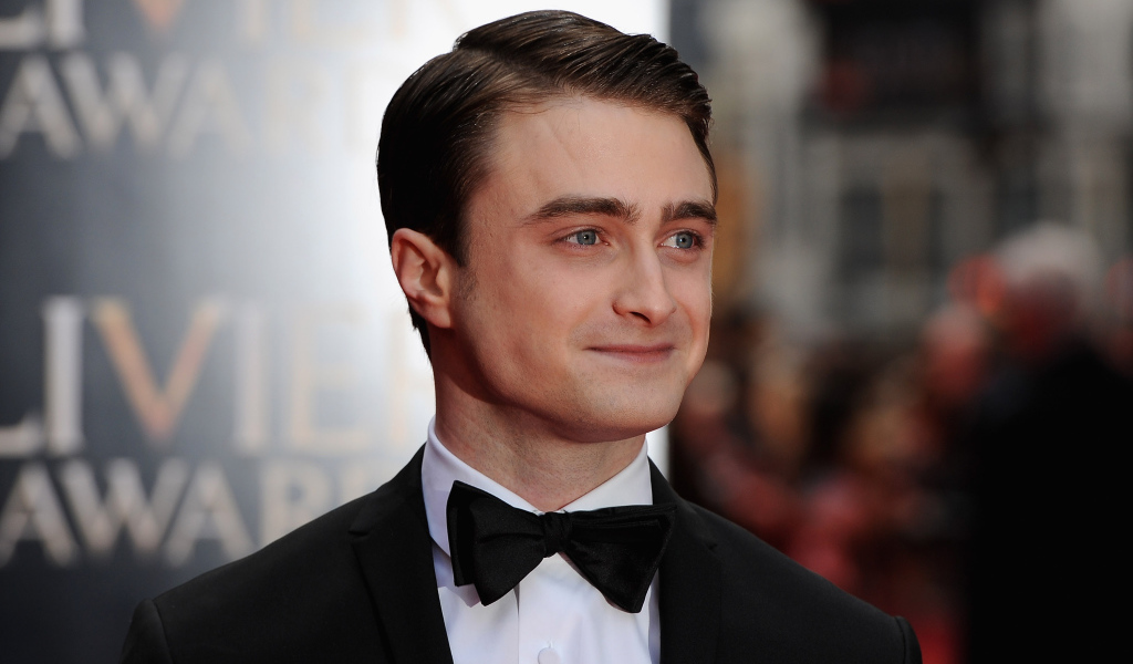 Стильный молодой Дэниел Рэдклифф в костюме