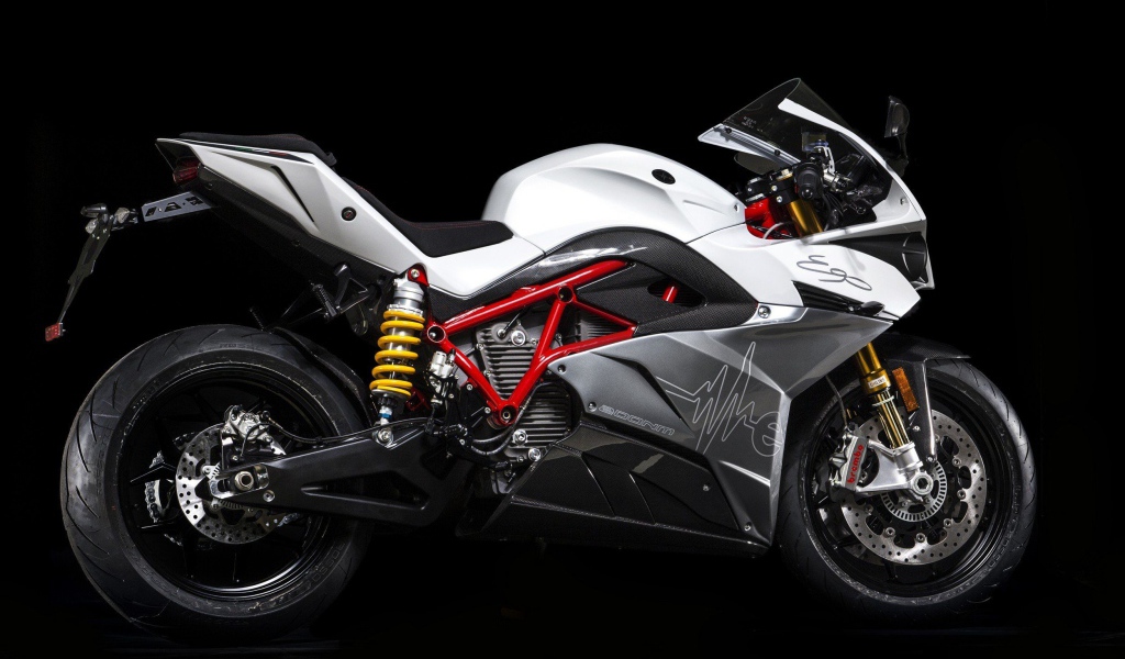 Электрический мотоцикл Energica Ego на черном фоне