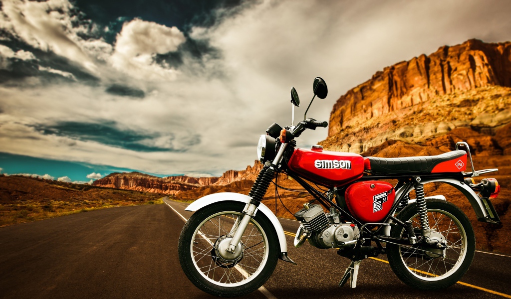 Красный мотоцикл simson s50cc у гор