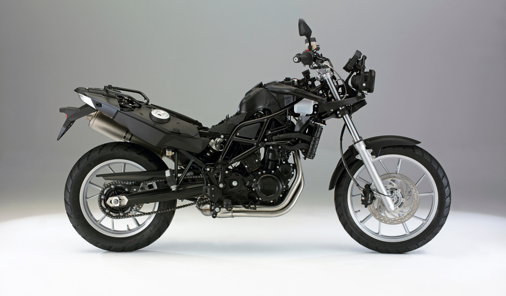 Черный спортивный мотоцикл BMW на сером фоне