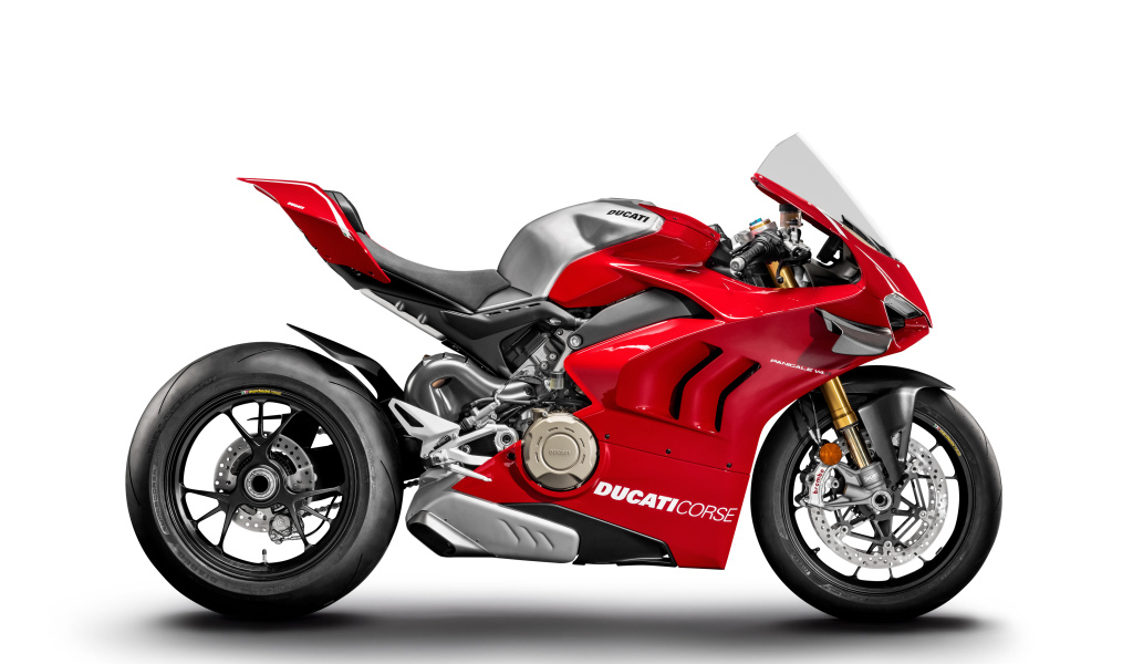 Красный мотоцикл Ducati Panigale V4 на белом фоне
