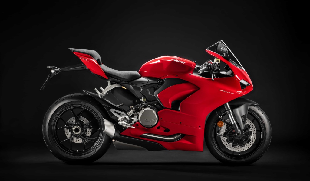 Красный мотоцикл Ducati Panigale v2, 2020 года на черном фоне