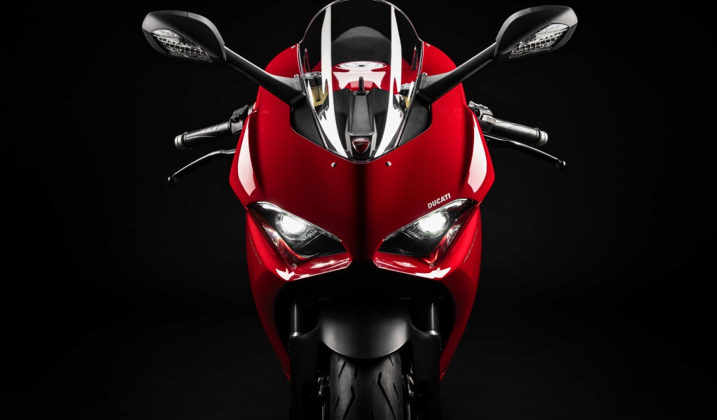 Красный мотоцикл Ducati Panigale v2 вид спереди