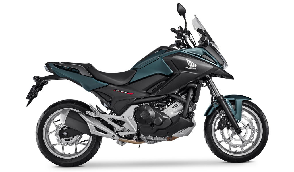 Мотоцикл Honda NC750X, 2021 года на белом фоне