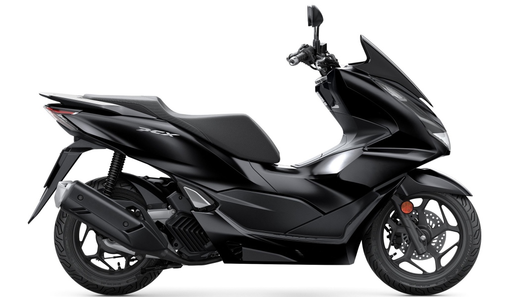 Черный скутер Honda PCX125 на белом фоне