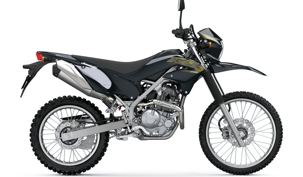 Гоночный мотоцикл Kawasaki KLX230 на белом фоне
