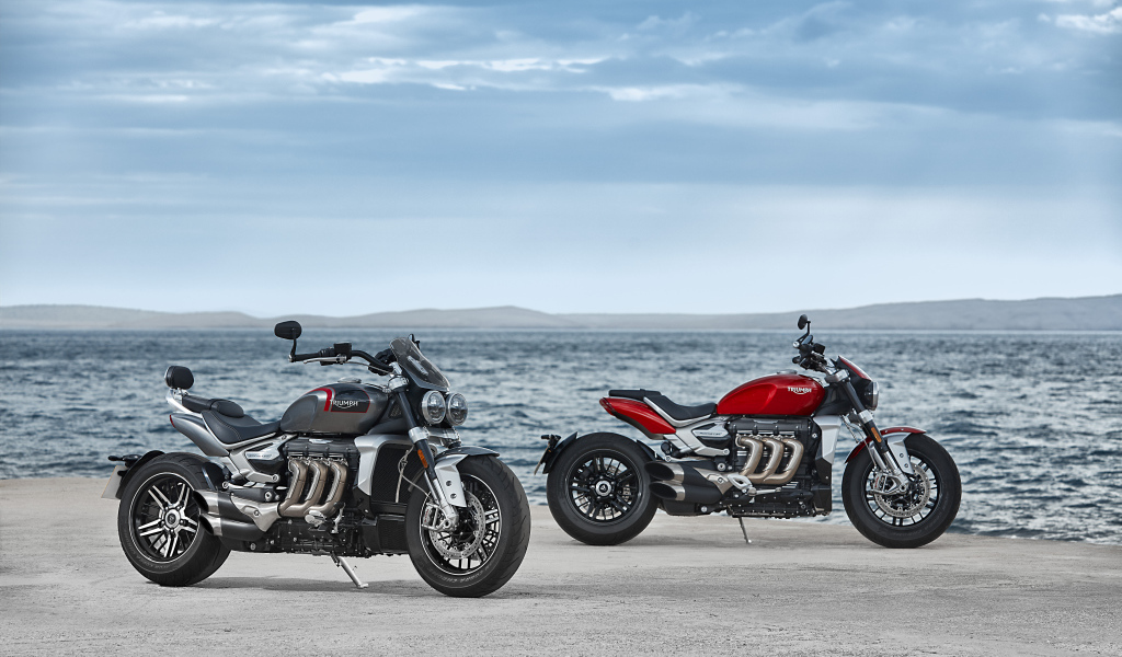 Два мотоцикла Triumph Rocket 3, 2021 года на берегу