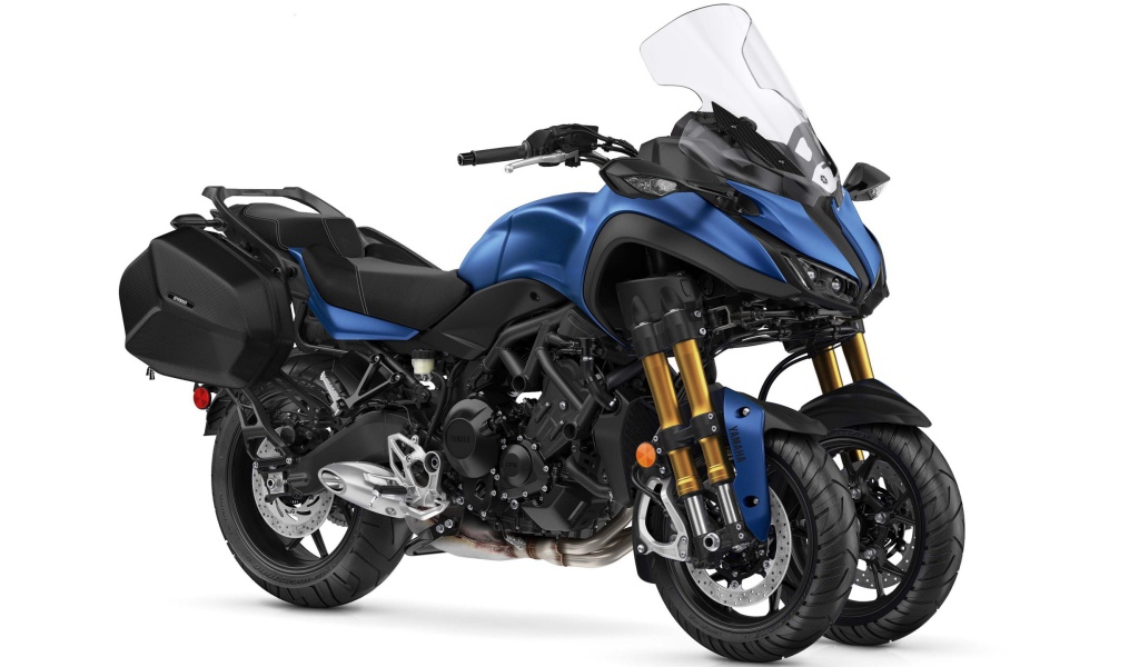 Мотоцикл Yamaha Niken на белом фоне