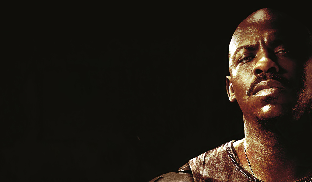 Джакс персонаж фильма Мортал Комбат на черном фоне, 2021