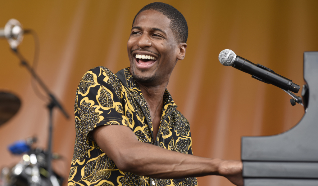 Американский музыкант Джонатан Батисте с микрофоном