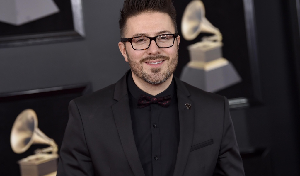 Американский певец Дэнни Гокей в костюме