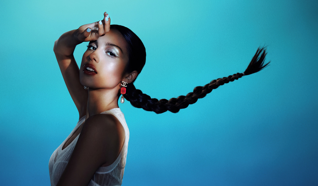 Американская певица Оливия Родриго на голубом фоне