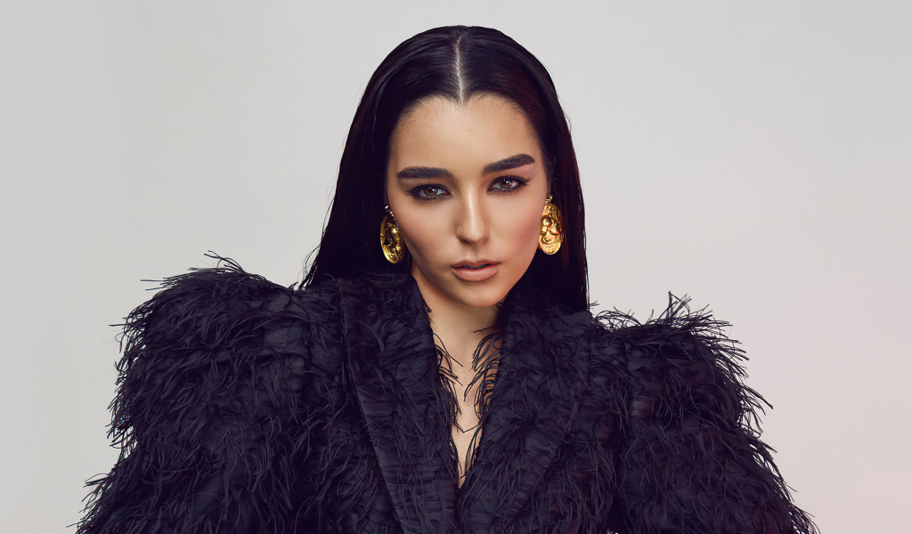 Австралийская певица Индиана Массара в черном наряде