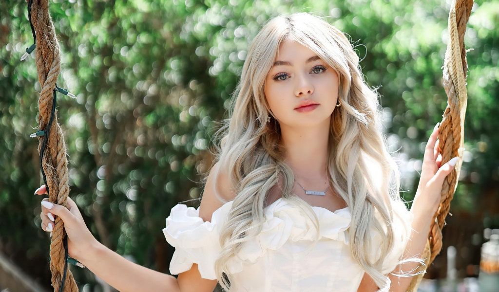 Красивая блондинка певица Сисили Роуз